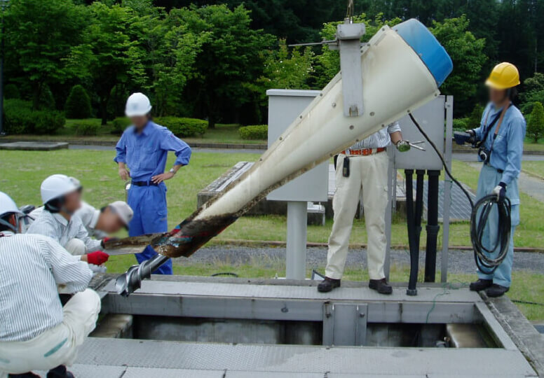 下水道設備を検査する様子